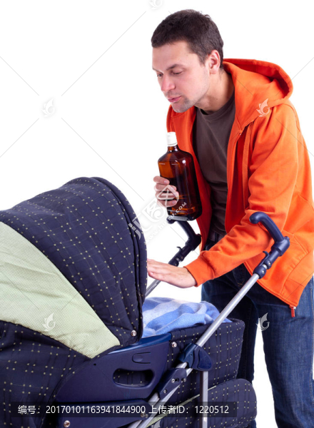 年輕的父親與嬰兒車喝酒
