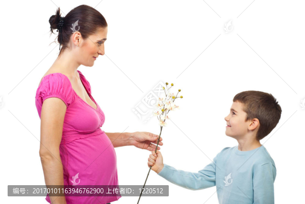 小男孩向媽媽獻(xiàn)花