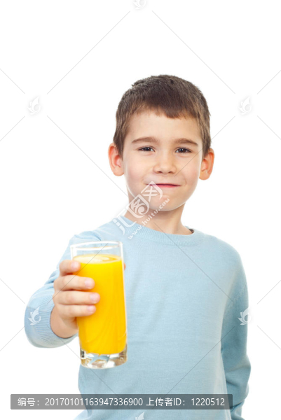 小孩提供橙汁
