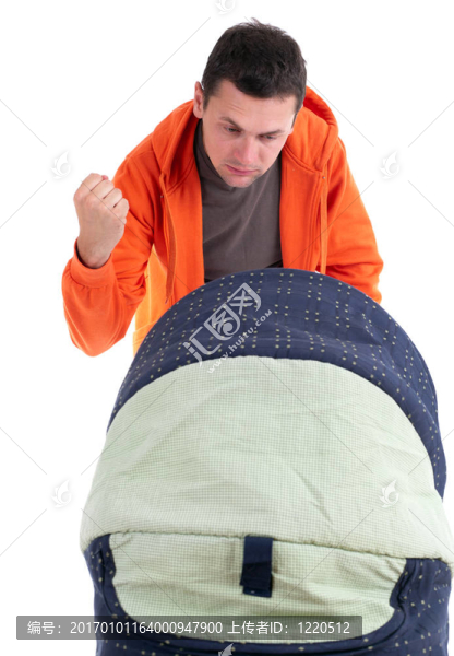 憤怒；生氣的父親舉起雙手，嬰兒車