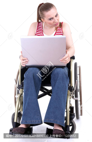 坐在輪椅上的年輕女性