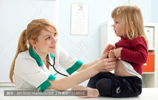 女醫(yī)生用聽診器檢查小女孩的兒科醫(yī)生