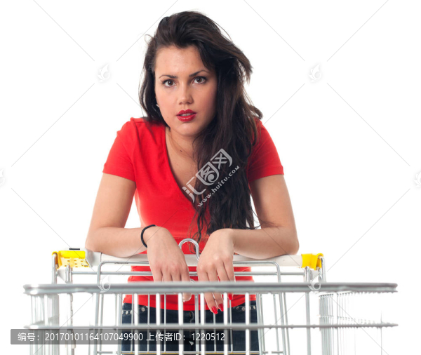 站立的年輕女子空購物車