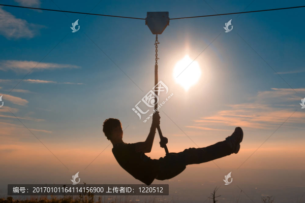 一個小男孩在玩提洛爾導線的剪影