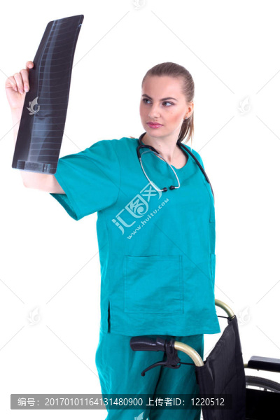 穿綠色制服的女醫(yī)生用輪椅看X光片；腿