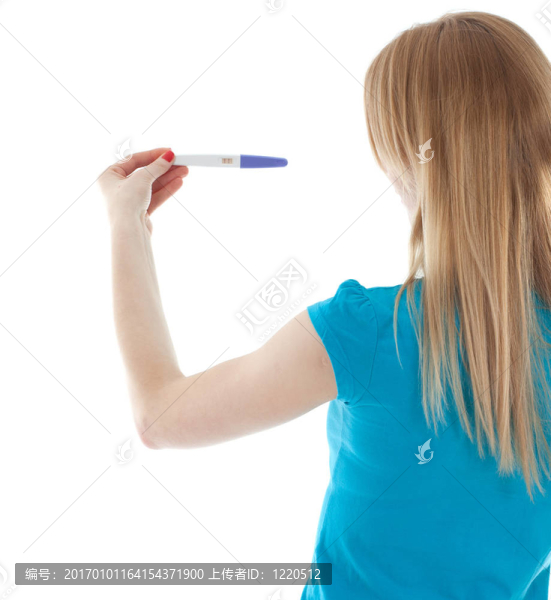 快樂的年輕女性舉行積極的懷孕測試；選擇性測試