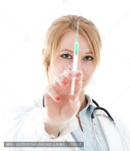 年輕的女醫(yī)生手里拿著注射器