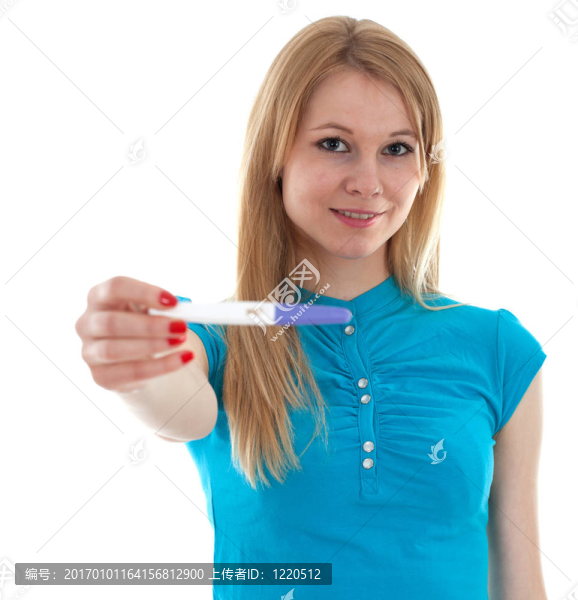 快樂的年輕女子舉行積極的懷孕測試；重點選擇性的臉