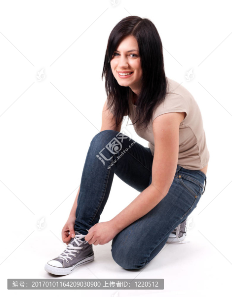 年輕女子綁著球鞋和微笑