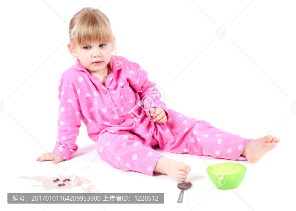 穿著粉色睡衣的小女孩吃麥片粥和牛奶