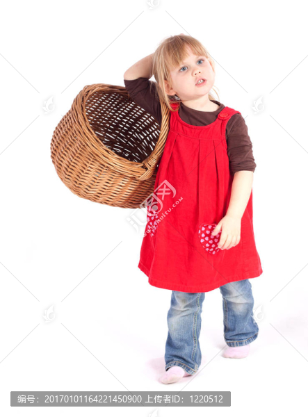 用柳條筐里穿紅衣服的小女孩