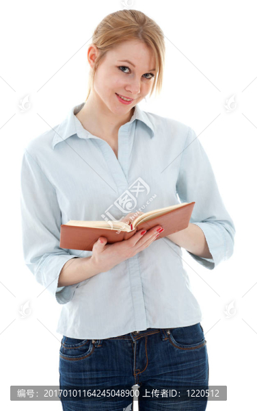 站在牛仔褲的年輕女子手里拿著書