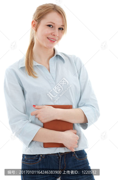 站在牛仔褲的年輕女子手里拿著書
