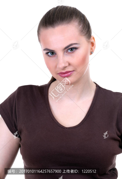 穿著棕色襯衫的年輕長發(fā)女子