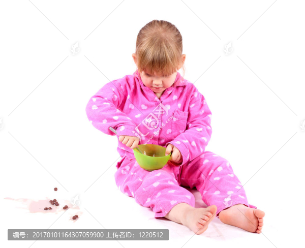 穿著粉色睡衣的小女孩吃麥片粥和牛奶