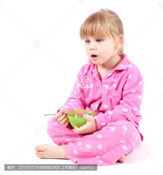 穿著粉色睡衣的小女孩吃麥片粥和牛奶-匯圖網(wǎng) www.fosd68.com 穿著粉色睡衣的小女孩吃麥片粥和牛奶