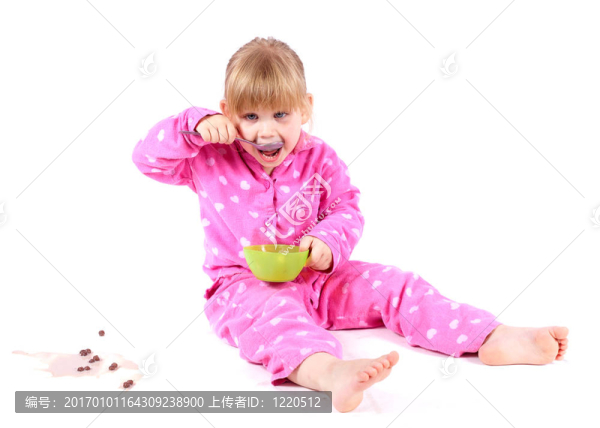 穿著粉色睡衣的小女孩吃麥片粥和牛奶