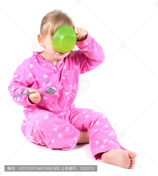 穿著粉色睡衣的小女孩吃麥片粥和牛奶