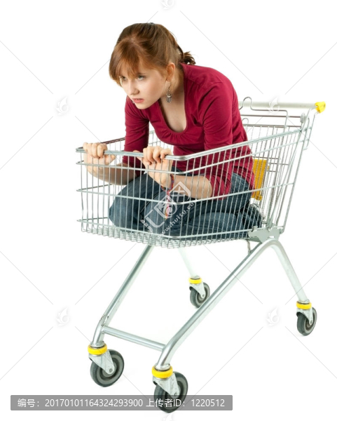 年輕的紅發(fā)女人坐在購物車?yán)? title=