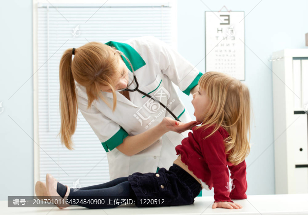 女醫(yī)生兒科醫(yī)生檢查小女孩的嘴