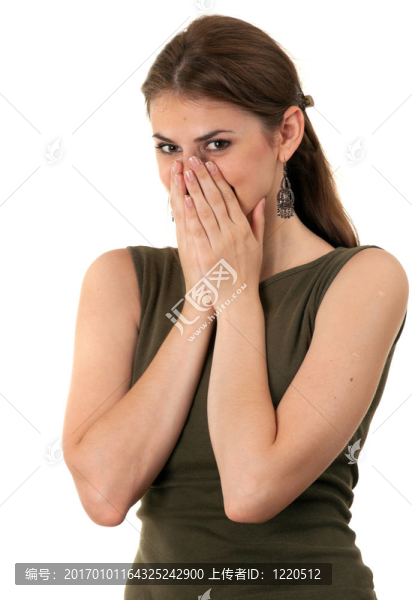 穿著棕色上衣的面帶微笑的年輕女子；雙手靠近臉