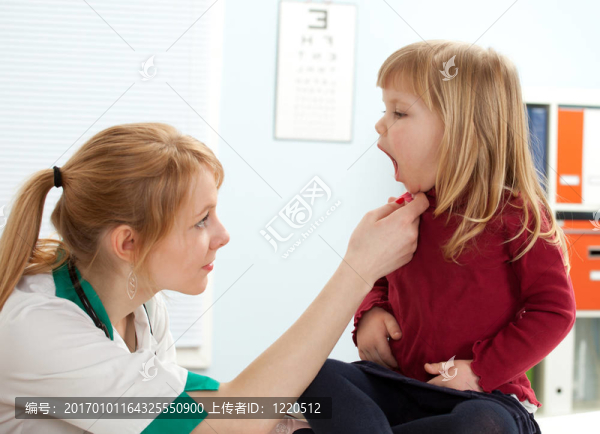 女醫(yī)生兒科醫(yī)生檢查小女孩的嘴