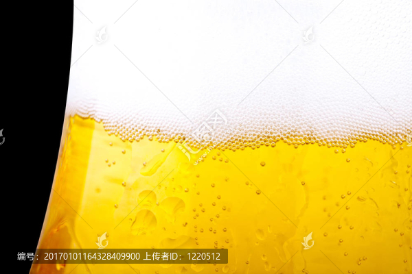 完全隔離于黑色背景的啤酒