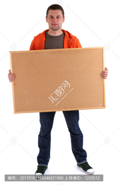 橙色運(yùn)動(dòng)衫的年輕人保持軟木板