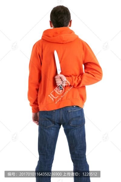 站在橙色運(yùn)動(dòng)衫的男人用刀背部-匯圖網(wǎng) www.fosd68.com 站在橙色運(yùn)動(dòng)衫的男人用刀背部