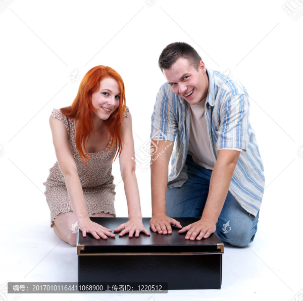 年輕夫婦；女人與男人；帶著大黑盒子