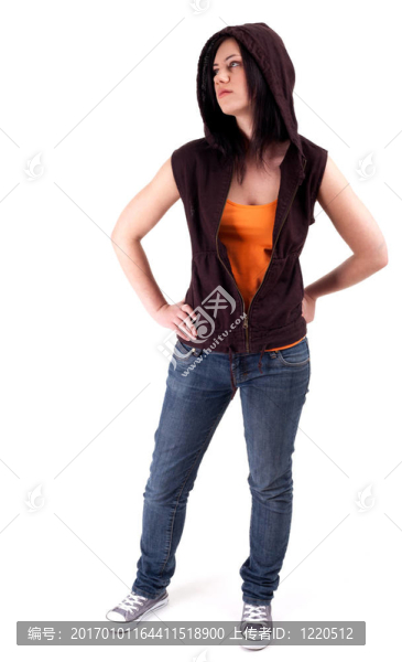 穿著橙色襯衫和頭巾的漂亮女人；孤立的