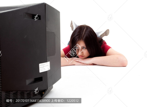躺在地板上看電視的年輕女子