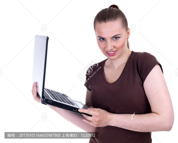 站立的年輕女性工作在筆記本電腦；白色背景