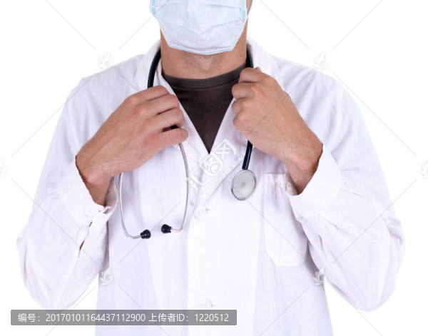 在白色的制服和醫(yī)用口罩與醫(yī)生聽診器站