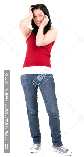 站著；面帶微笑的女人