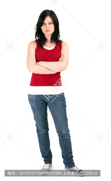 體貼的年輕女子穿著紅色襯衫交叉胳膊