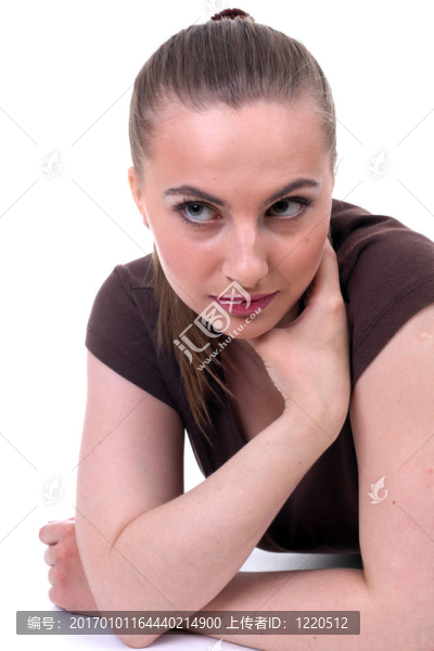 穿著棕色上衣的體貼的年輕女子；孤立的