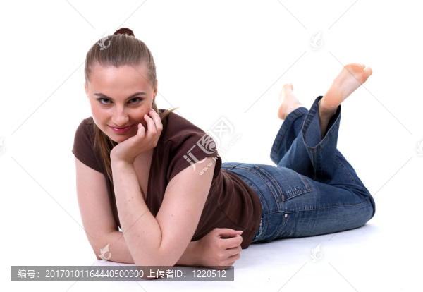 微笑的年輕女子躺在地板上