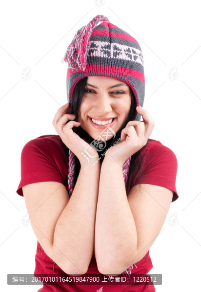 快樂(lè)；冬天戴帽子的微笑的年輕女子