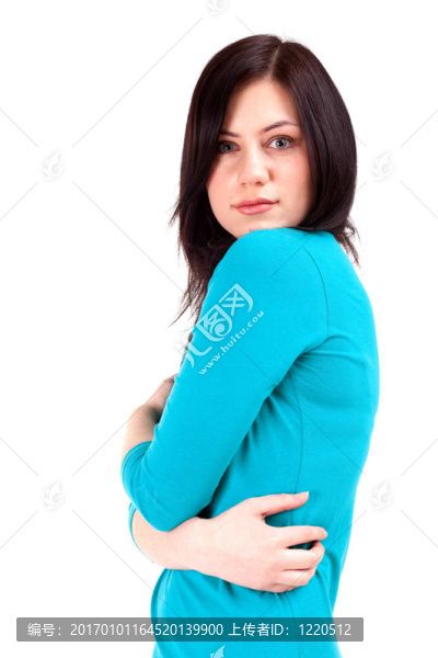 美麗的年輕女子與交叉武器在綠松石襯衫