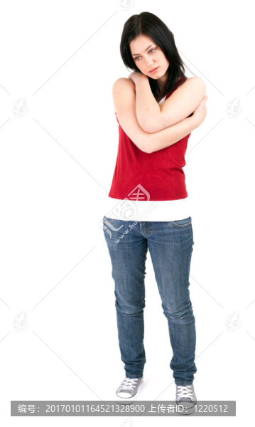 體貼的年輕女子穿著紅色襯衫交叉胳膊