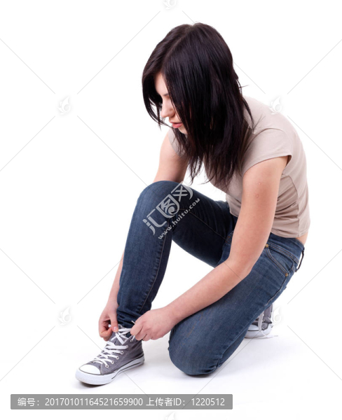 年輕女子綁著球鞋和微笑