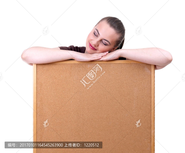 年輕女子保持軟木板；孤立