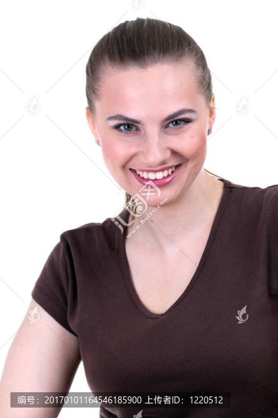 穿著棕色襯衫的年輕長發(fā)女子