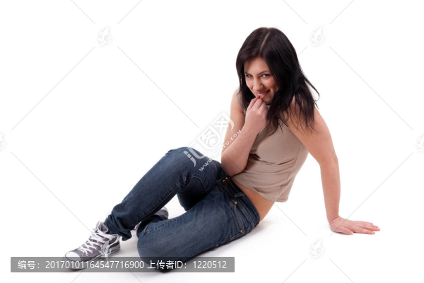 年輕女子綁著球鞋和微笑