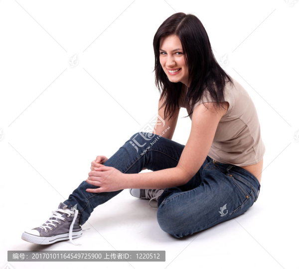 年輕女子綁著球鞋和微笑