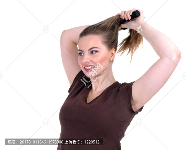 用棕色襯衫梳長頭發(fā)的女人