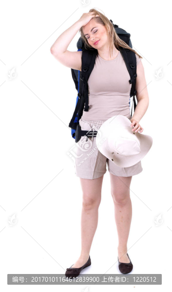 帶白色帽子和背包的年輕女性游客