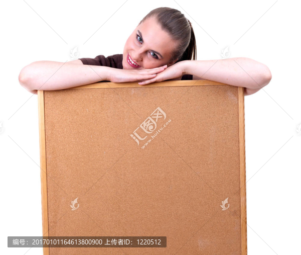 年輕女子保持軟木板；孤立