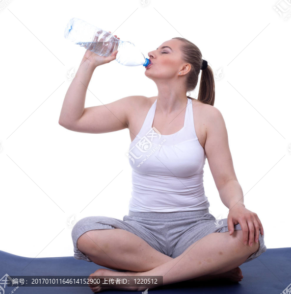 坐在地板上藍(lán)色墊休息女人飲用水